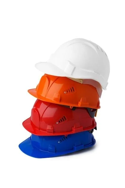 Capacetes de segurança branco, laranja, vermelho e azul empilhados