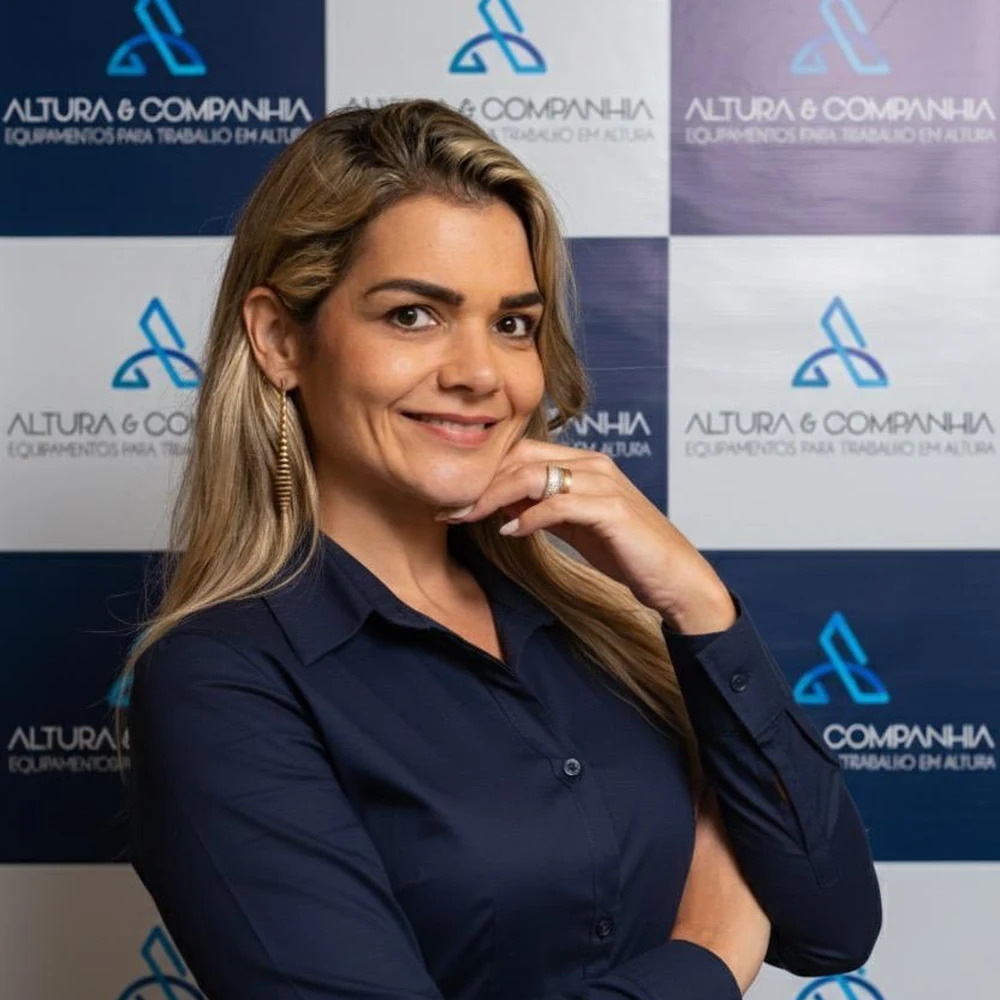 CEO da Altura & Cia em frente ao painel da empresa